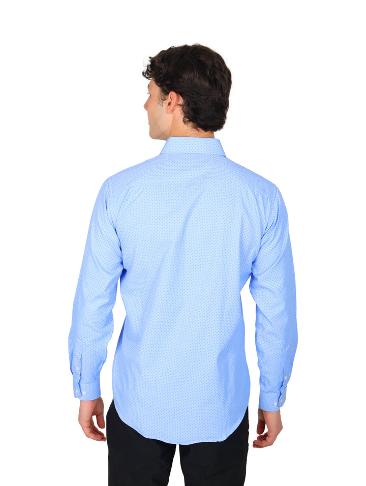 Hombre vistiendo una camisa de vestir manga larga color azul cielo.