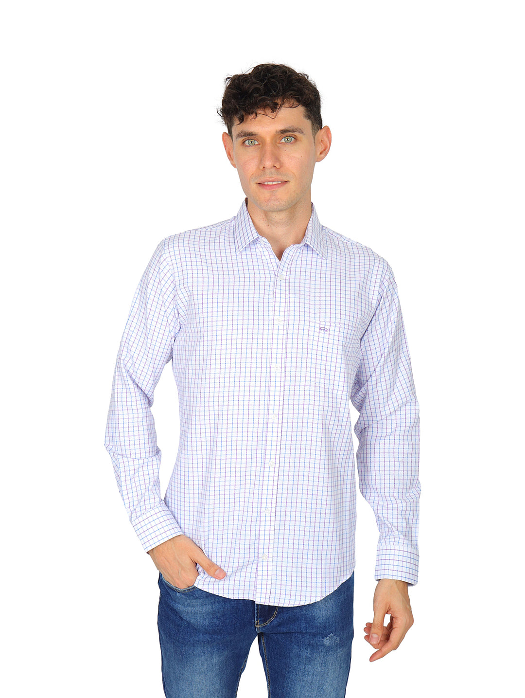 Hombre con camisa de manga larga blanca con cuadros lilas y pantalones azules.