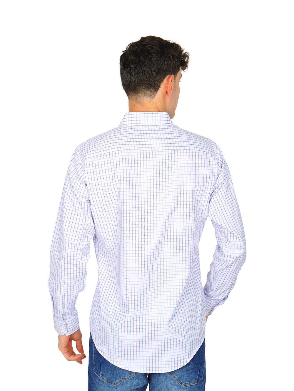 Hombre con camisa de manga larga blanca con cuadros lilas y pantalones azules.