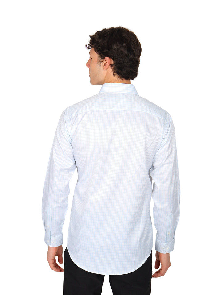 Hombre vistiendo camisa de manga larga color aqua con patrón de cuadros pequeños.