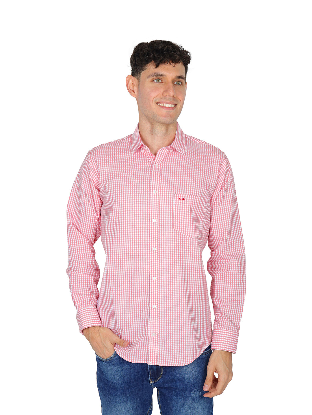 Hombre vistiendo camisa de manga larga con estampado de cuadros rojos y blancos.