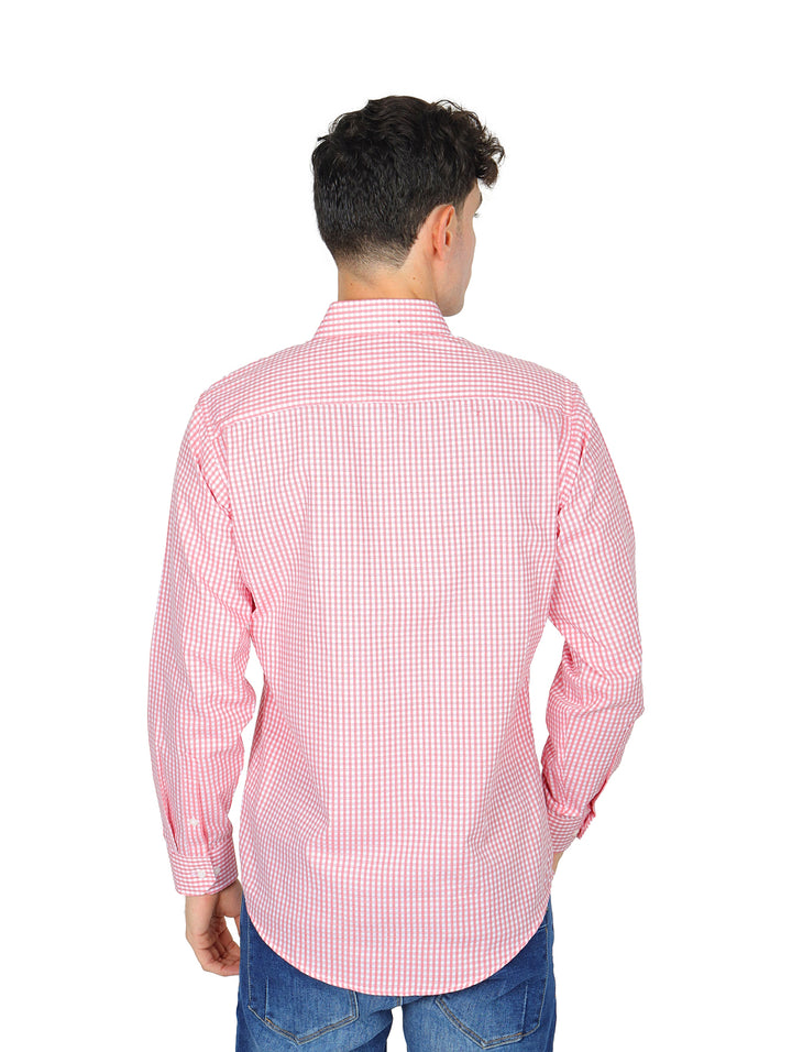 Hombre vistiendo camisa de manga larga con estampado de cuadros rojos y blancos.