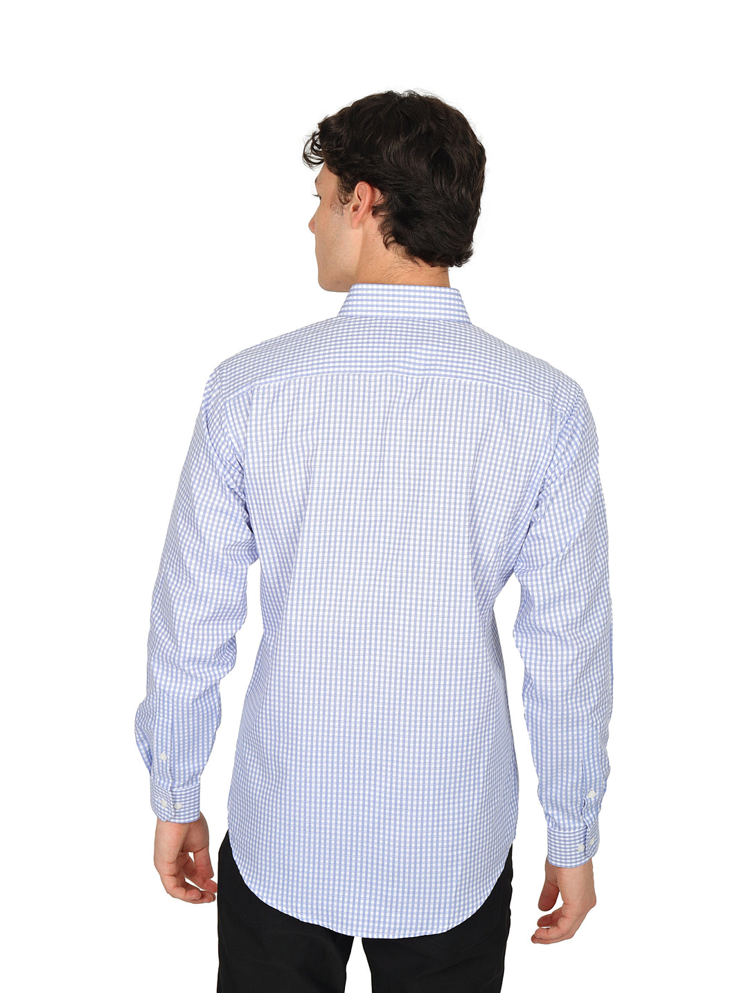 Hombre vistiendo camisa de manga larga azul con patrón de cuadros pequeños.