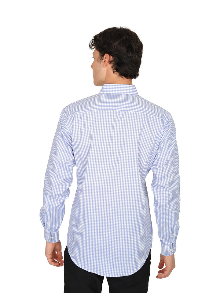 Hombre vistiendo camisa de manga larga azul con patrón de cuadros pequeños.