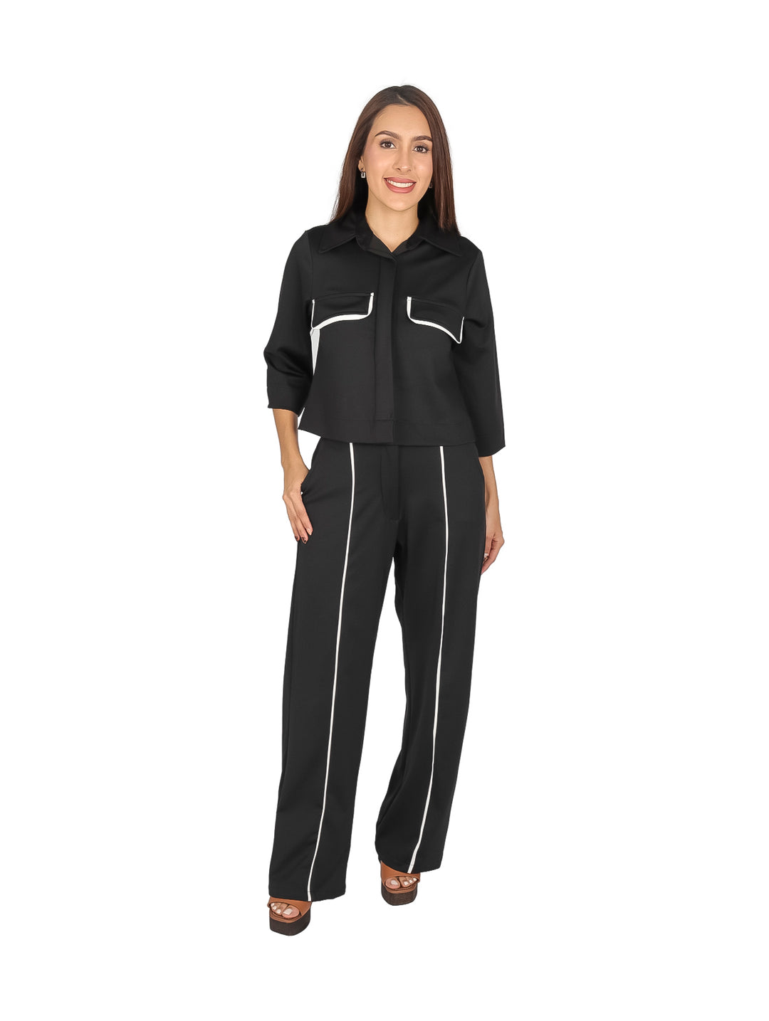 Conjunto de mujer color negro compuesto por blusa de manga 3/4 y pantalón ancho con detalles lineales blancos.