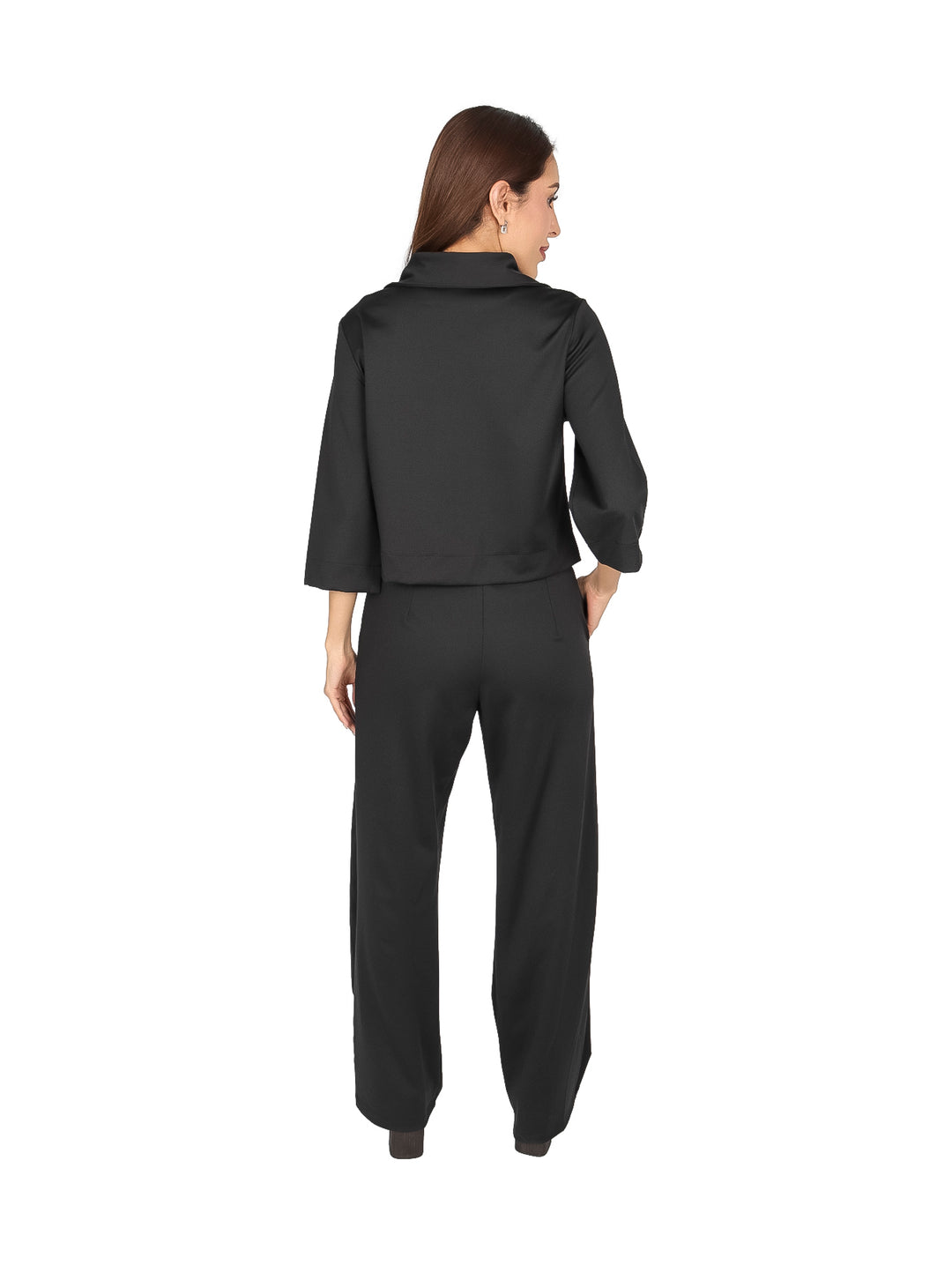 Conjunto de mujer color negro compuesto por blusa de manga 3/4 y pantalón ancho con detalles lineales blancos.