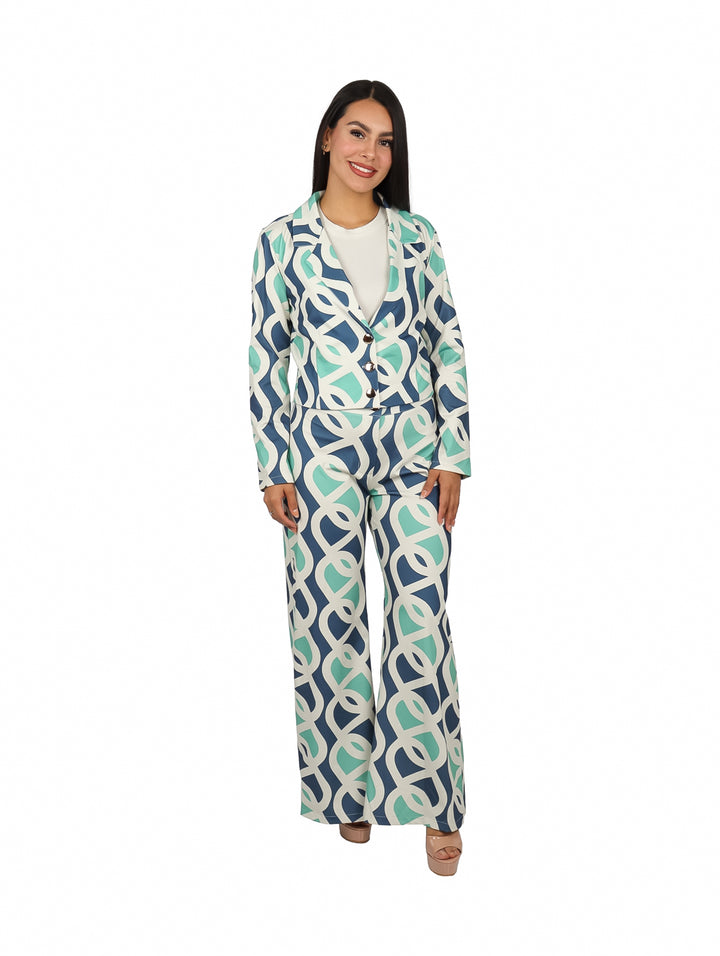 Conjunto de chaqueta y pantalón con estampado geométrico en tonos turquesa, blanco y azul.