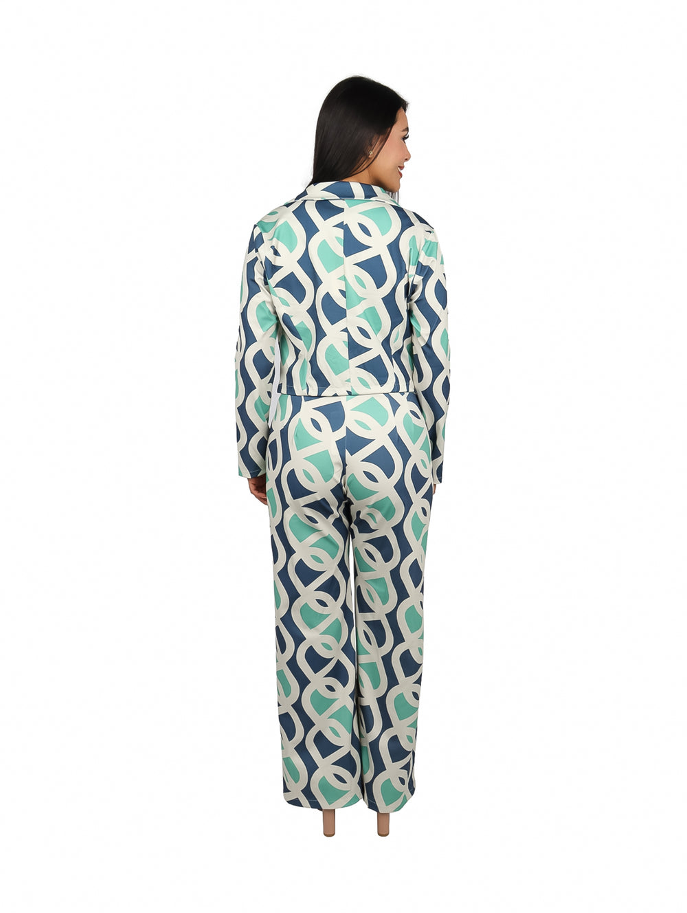 Conjunto de chaqueta y pantalón con estampado geométrico en tonos turquesa, blanco y azul.