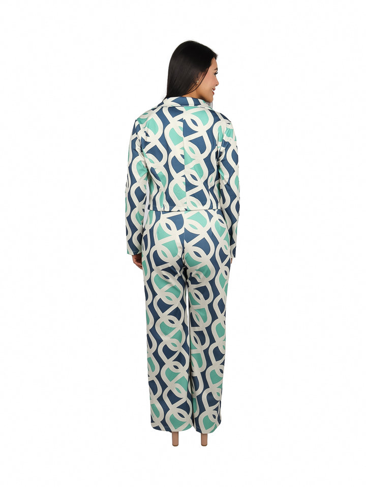 Conjunto de chaqueta y pantalón con estampado geométrico en tonos turquesa, blanco y azul.