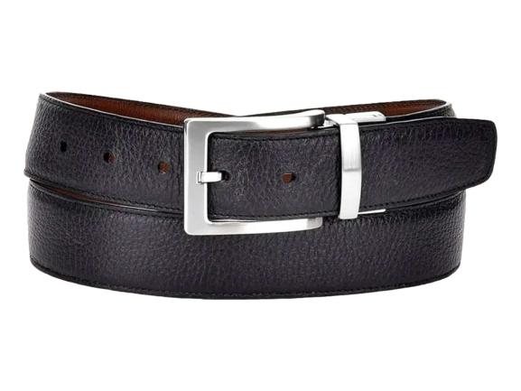 Cinturón de cuero negro con textura rugosa y hebilla metálica plateada rectangular.