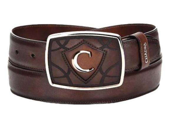 Cinturón de cuero negro con hebilla metálica rectangular y detalle central en forma de C.