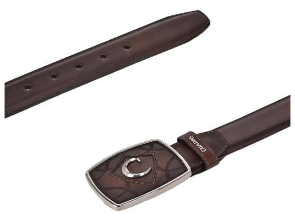 Cinturón de cuero negro con hebilla metálica rectangular y detalle central en forma de C.