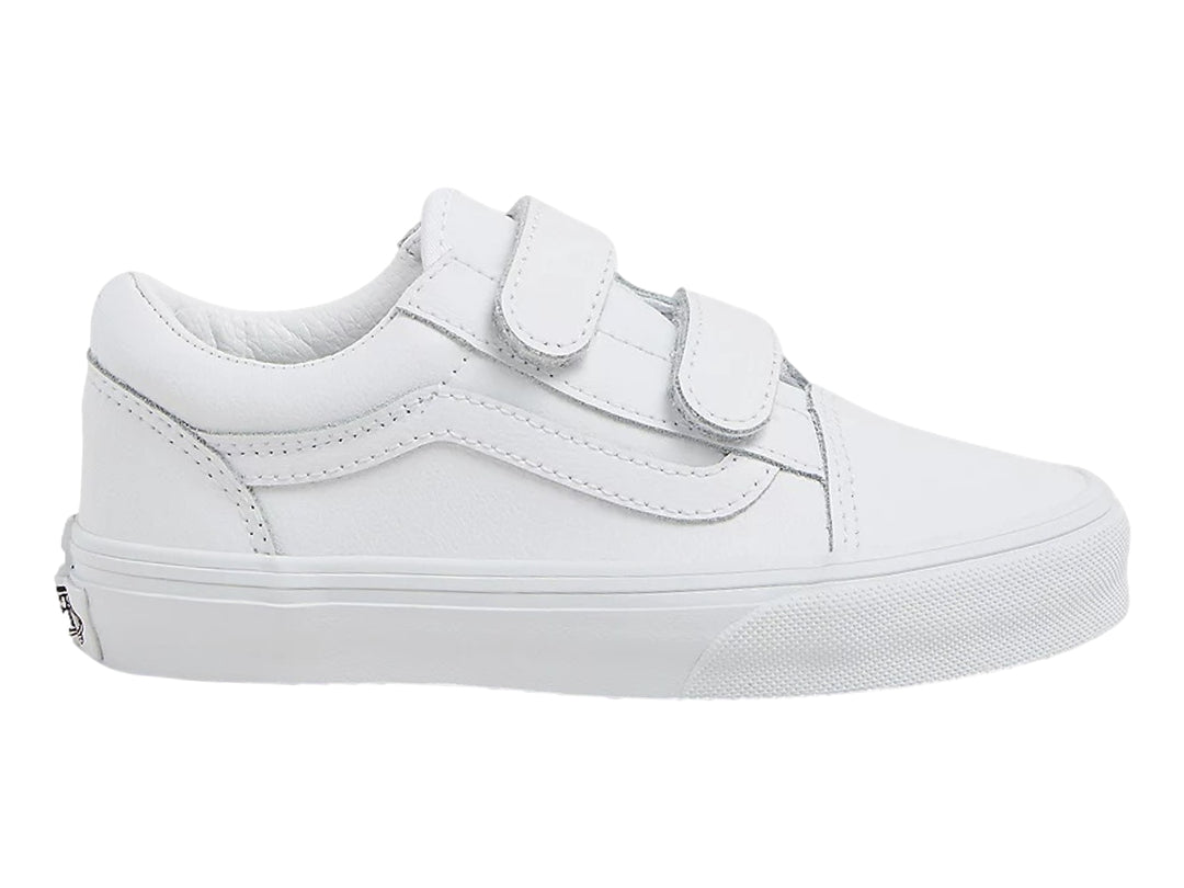 Tenis Vans Old Skool color blanco monocromático con cierre de velcro.