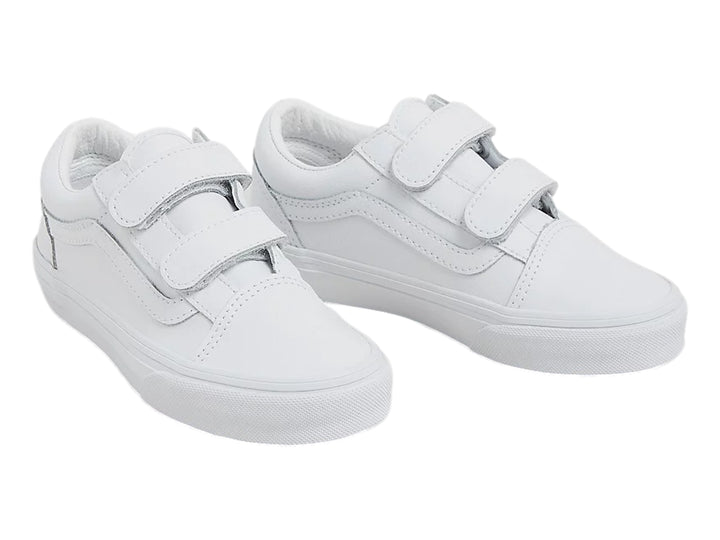 Tenis Vans Old Skool color blanco monocromático con cierre de velcro.