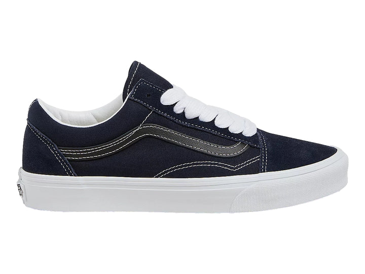 Tenis Vans Old Skool color azul marino con suela y cordones blancos