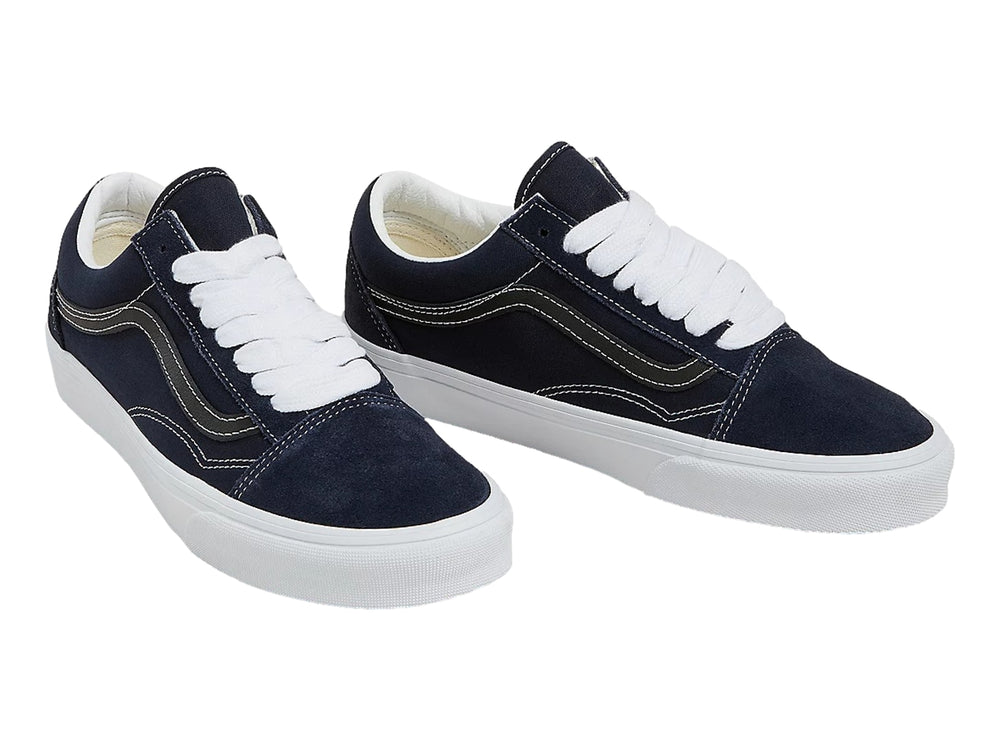 Tenis Vans Old Skool color azul marino con suela y cordones blancos