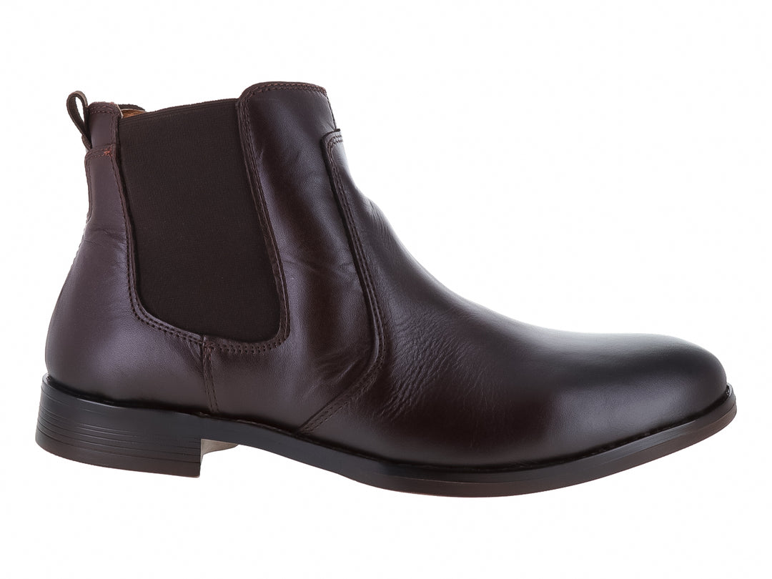 Botín estilo Chelsea de cuero color chocolate con panel elástico lateral y suela oscura.