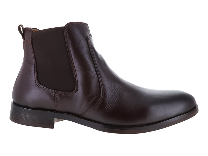 Botín estilo Chelsea de cuero color chocolate con panel elástico lateral y suela oscura.