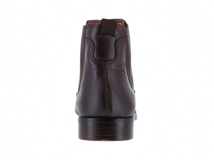 Botín estilo Chelsea de cuero color chocolate con panel elástico lateral y suela oscura.