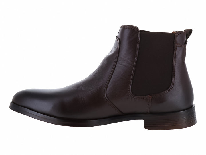 Botín estilo Chelsea de cuero color chocolate con panel elástico lateral y suela oscura.