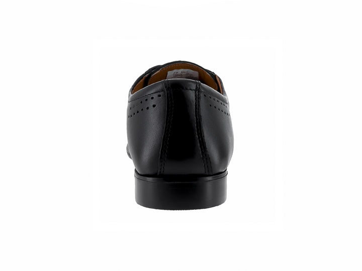 Zapato formal Oxford de cuero negro para hombre con detalles perforados y agujetas.