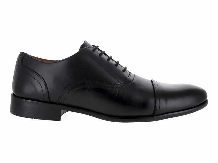 Zapato formal negro de cuero con cordones y punta redondeada.