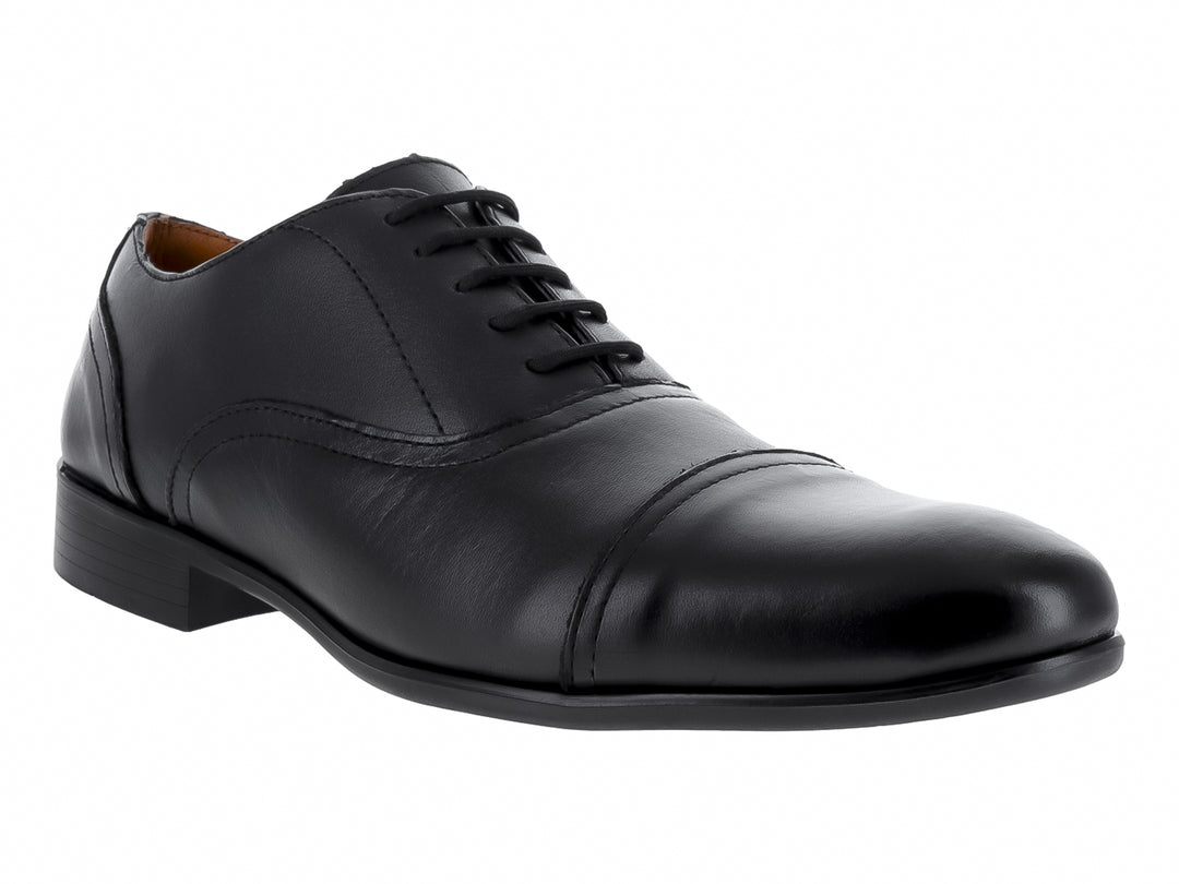Zapato formal negro de cuero con cordones y punta redondeada.