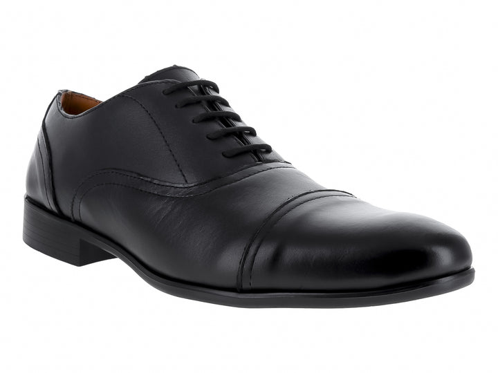 Zapato formal negro de cuero con cordones y punta redondeada.