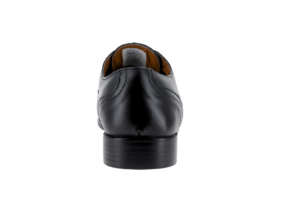 Zapato formal negro de cuero con cordones y punta redondeada.