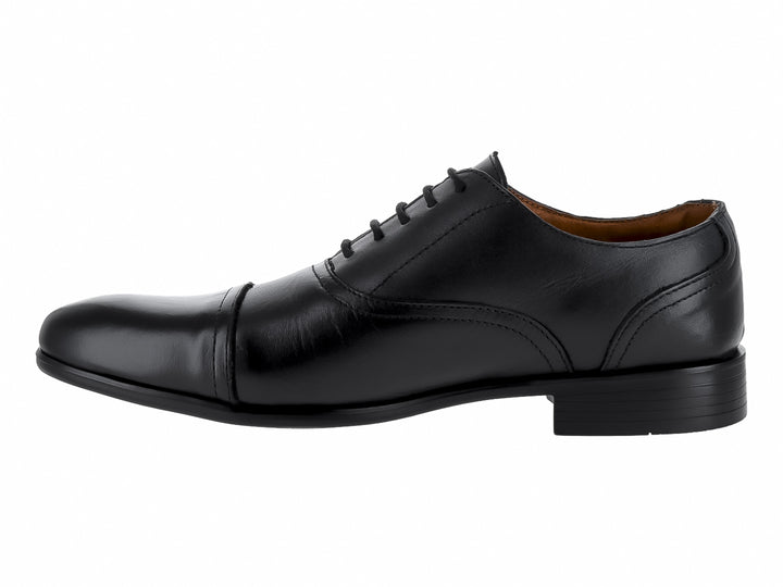 Zapato formal negro de cuero con cordones y punta redondeada.