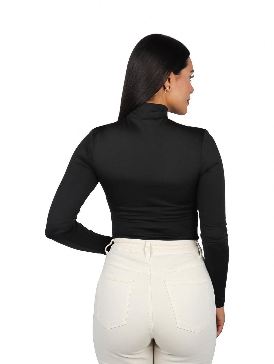 Mujer vistiendo un body negro de manga larga y cuello alto con pantalones blancos.