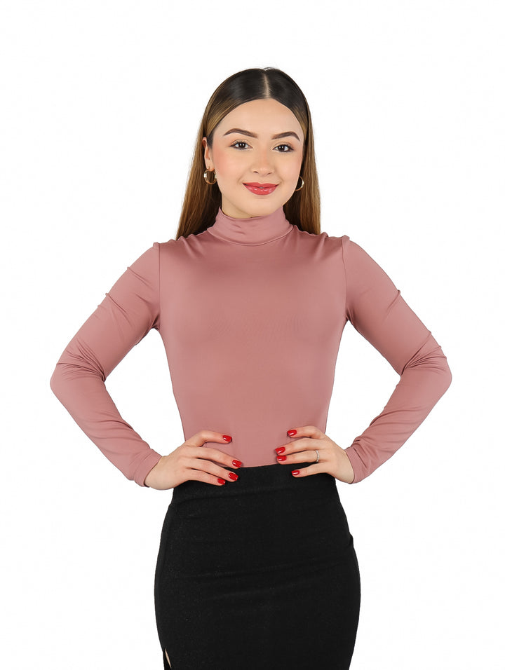 Mujer modelando un body ajustado de color morado con cuello alto y mangas largas.