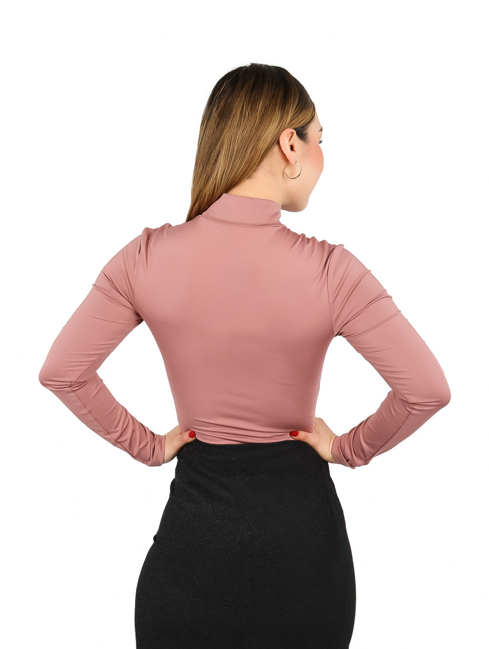 Mujer modelando un body ajustado de color morado con cuello alto y mangas largas.