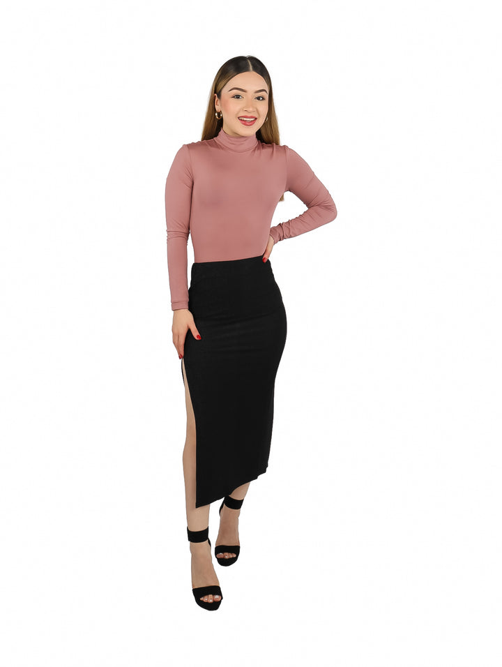 Mujer modelando un body ajustado de color morado con cuello alto y mangas largas.