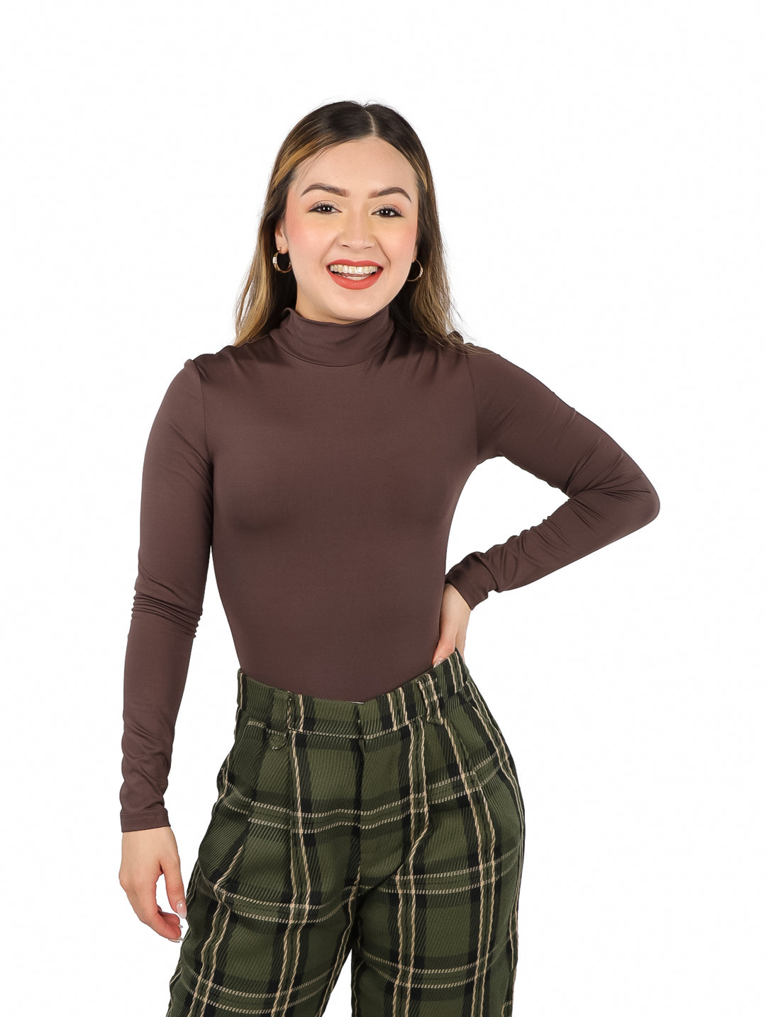 Mujer modelando un body color café de manga larga y cuello alto.
