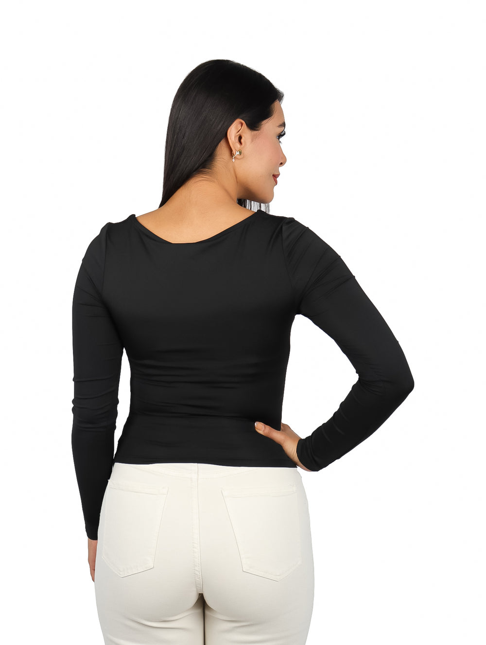 Mujer vistiendo blusa negra de manga larga con escote cuadrado y pantalones blancos.