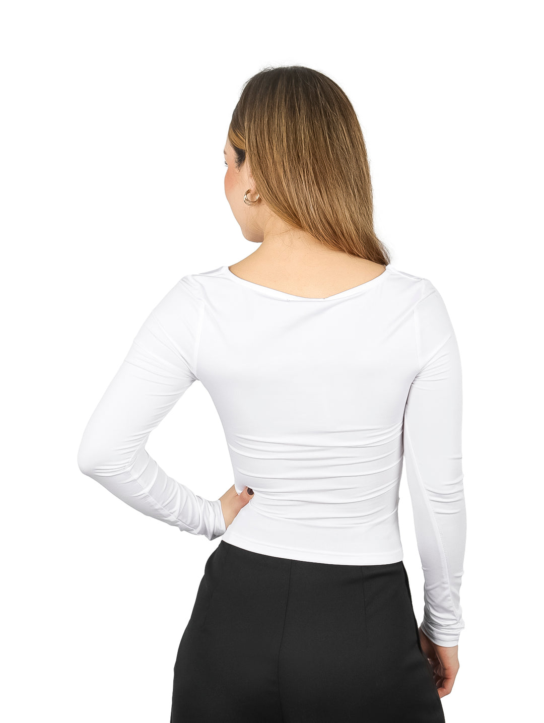 Mujer vistiendo blusa color ivory de manga larga con escote cuadrado y pantalones negros.
