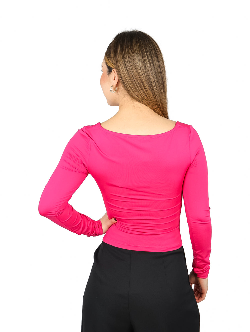 Blusa fucsia de manga larga con escote cuadrado y detalle fruncido al frente.