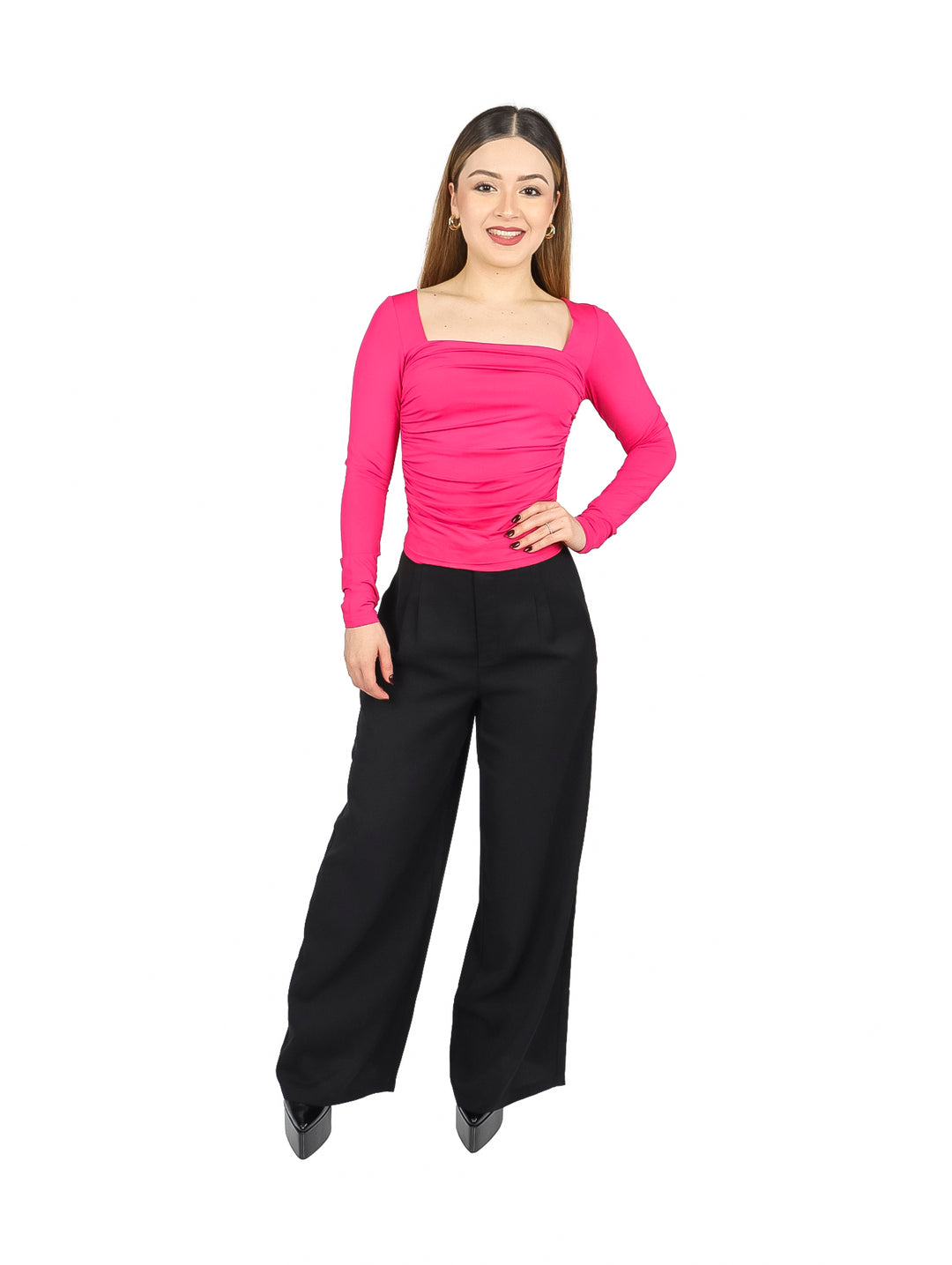 Blusa fucsia de manga larga con escote cuadrado y detalle fruncido al frente.