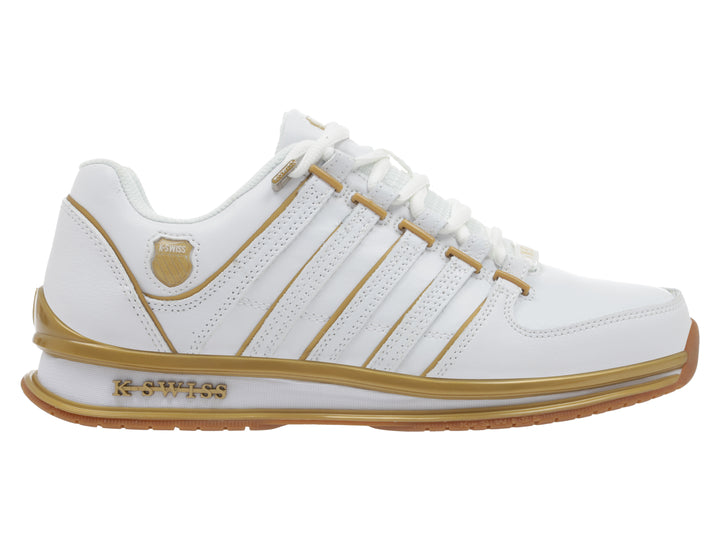 Tenis deportivos K-Swiss color blanco con detalles lineales y suela en color dorado.