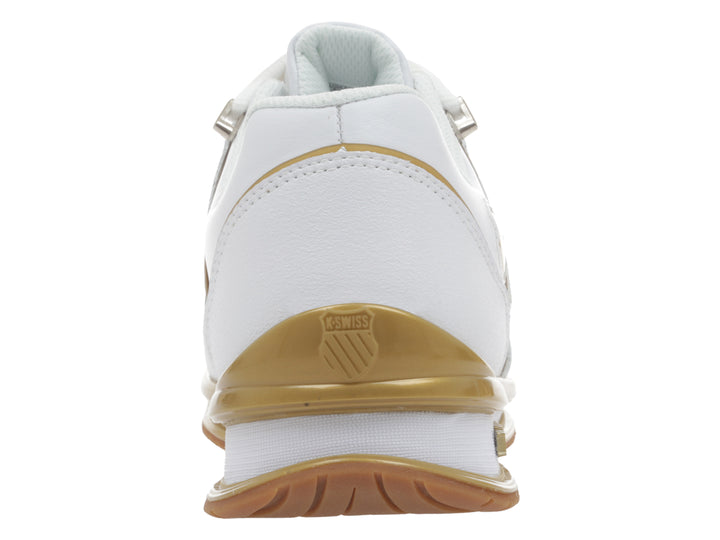 Tenis deportivos K-Swiss color blanco con detalles lineales y suela en color dorado.