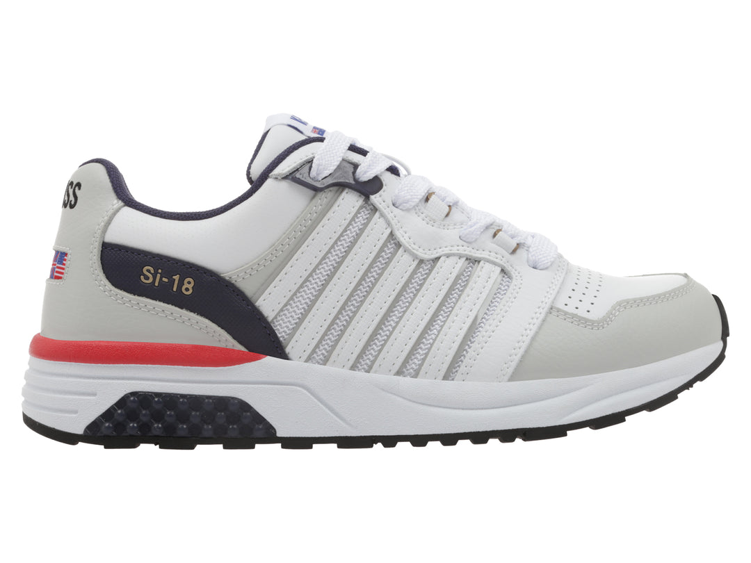 Tenis K-Swiss color blanco con detalles en azul marino, gris y rojo, diseño deportivo clásico.