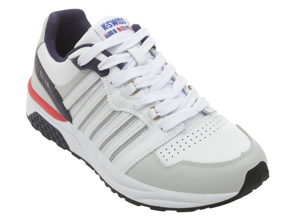 Tenis K-Swiss color blanco con detalles en azul marino, gris y rojo, diseño deportivo clásico.