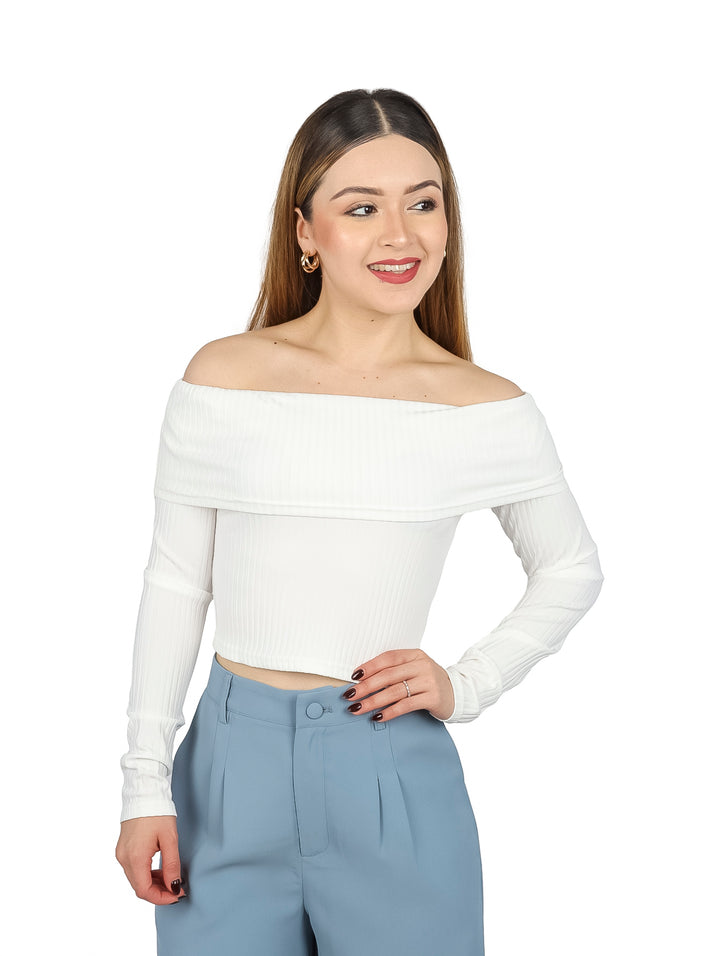 Mujer vistiendo blusa blanca de hombros descubiertos y manga larga con textura acanalada.