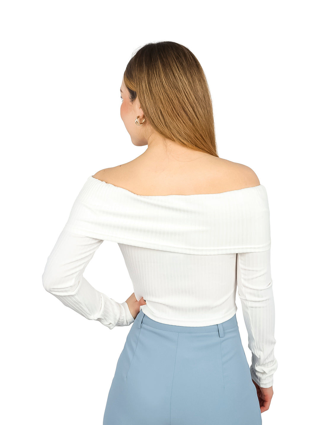 Mujer vistiendo blusa blanca de hombros descubiertos y manga larga con textura acanalada.