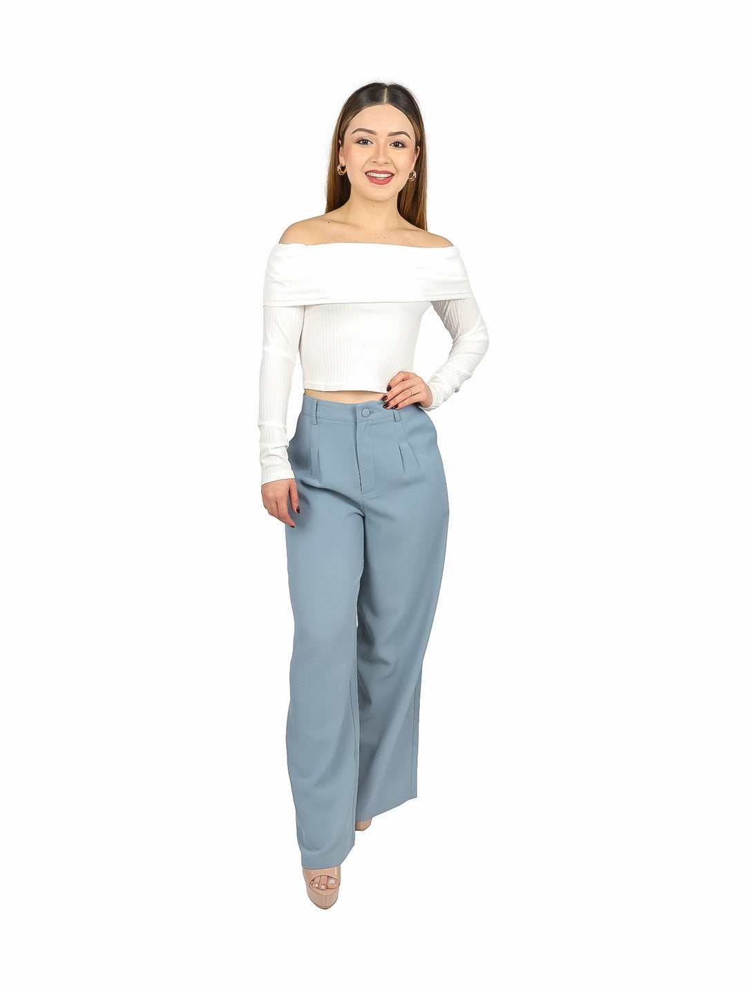Mujer vistiendo blusa blanca de hombros descubiertos y manga larga con textura acanalada.