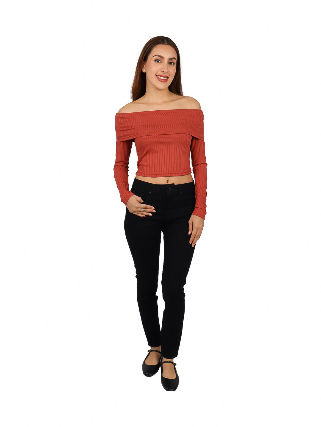 Mujer vistiendo blusa marrón de hombros descubiertos y manga larga con pantalones negros.
