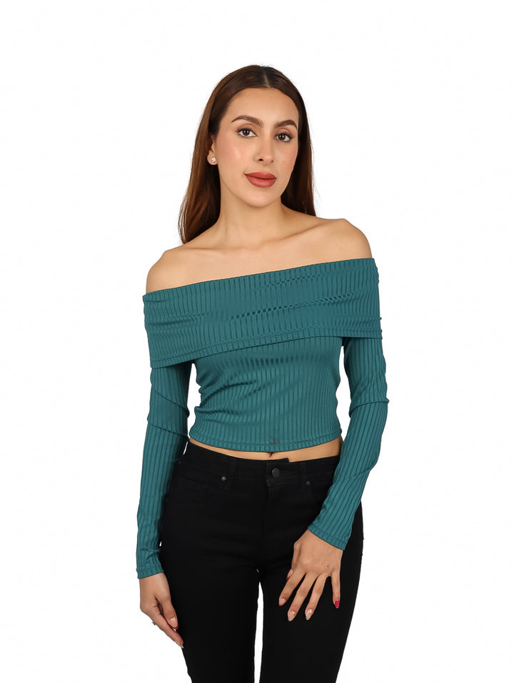 Mujer vistiendo blusa verde de hombros descubiertos y manga larga con textura acanalada.