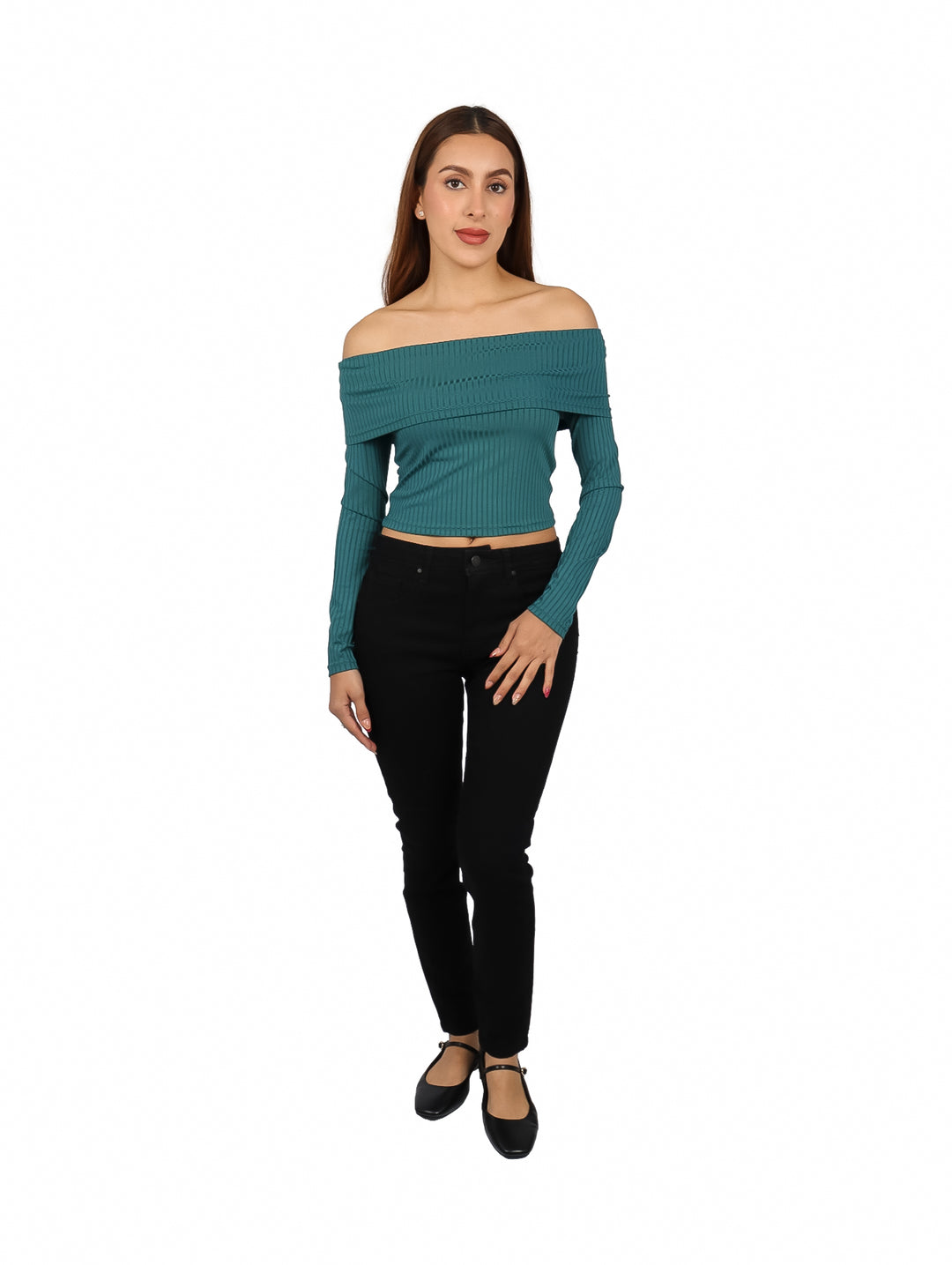 Mujer vistiendo blusa verde de hombros descubiertos y manga larga con textura acanalada.