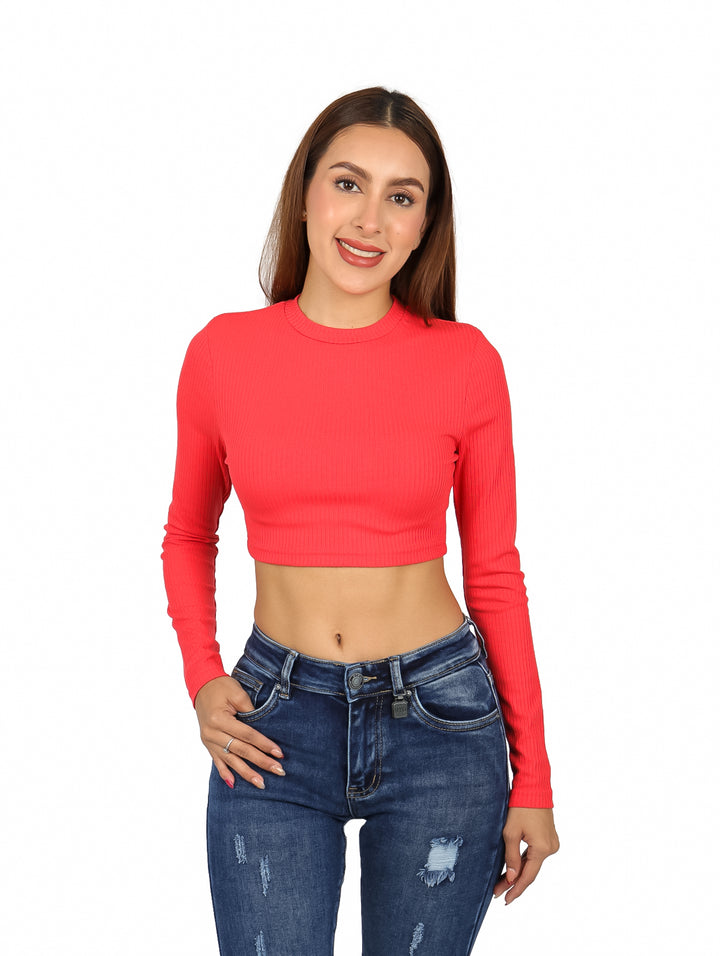 Mujer vistiendo un top rojo corto de manga larga y cuello redondo.